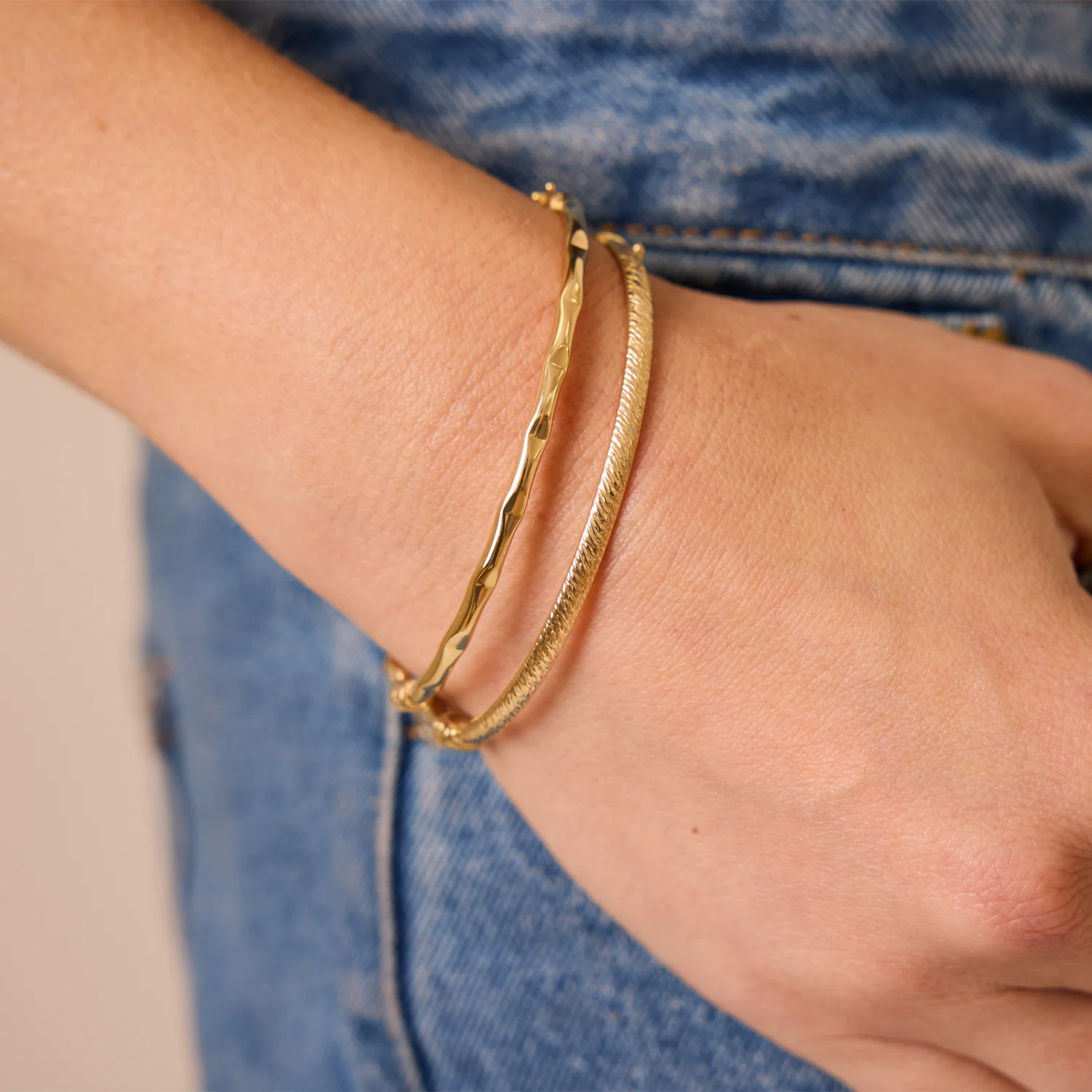 Fine Diamond Cut Gold Bangle - Image 3