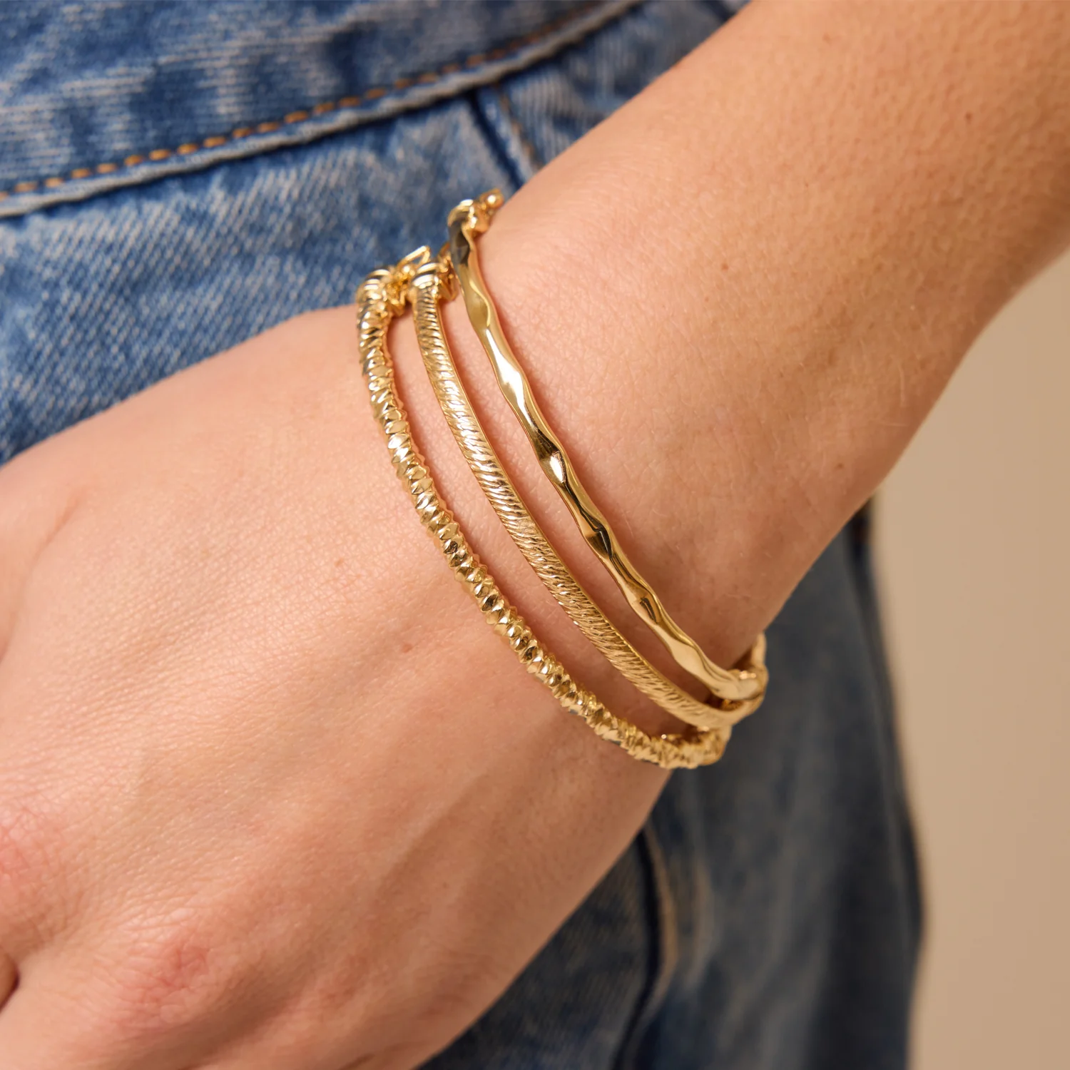 Ripple Cut Gold Bangle - Image 3