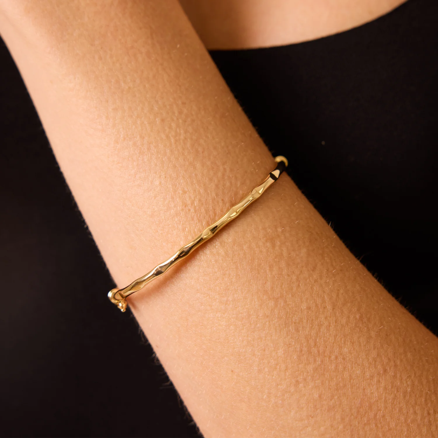 Ripple Cut Gold Bangle - Image 4